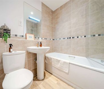 A beautifully presented two-bedroom home with parking. - Photo 6