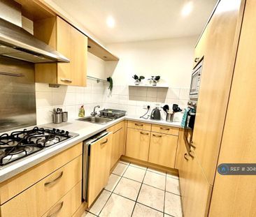 1 bedroom in a flat share to rent - Photo 3