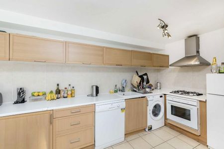 3 bedroom flat to rent - Photo 5