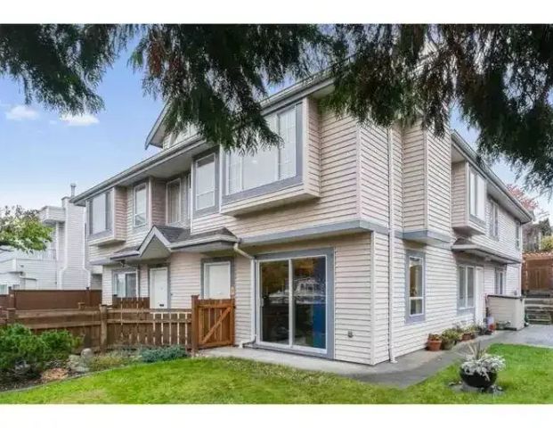 $2350/2 bd - 814 sq ft - Bright 2bd/1 bath ground corner unit 1/2 duplex (Riley Park) | 5676 Main Street, Vancouver - Photo 1