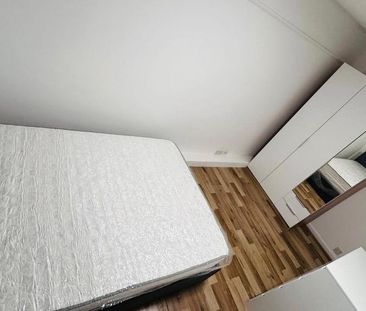 8 bedroom semi-detached house to rent - Photo 5