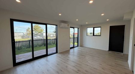 Modern 4-Bedroom Family Townhouse in Manurewa - Photo 5