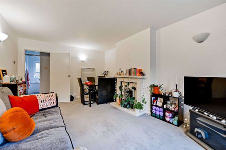 A two bedroom first floor apartment conveniently located opposite Maidenhead train station. - Photo 5