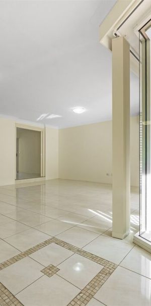 LOCATION! LOCATION! SPACIOUS GROUND FLOOR UNIT -2 MINUTES to the Beach "Villas De La Plage" 3 Bed 2 Bath 1 Secure Carspace-2 Large Alfresco Balconies - Photo 1