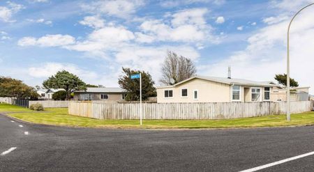 TIDY TWO BEDROOM IN WAITARA - Photo 2