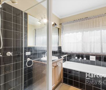 Spacious 4-Bedroom Home with Pool in Craigieburn - Photo 3