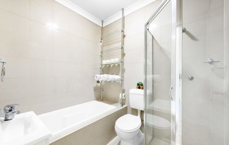 Spacious 3 Bedroom Apartment In Exceptional Location - Photo 4