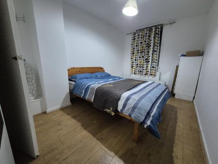 1 bedroom in a house share to rent - Photo 2