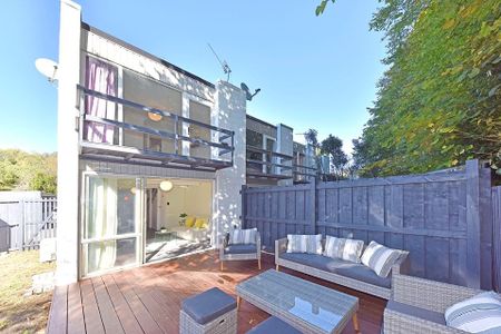Charming 2BR Townhouse close to the University - Photo 2