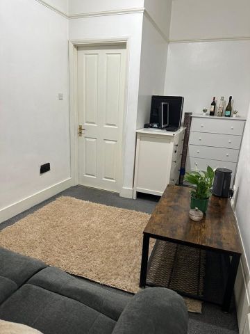 1 Bed Flat, Blackheath, SE3 - Photo 2