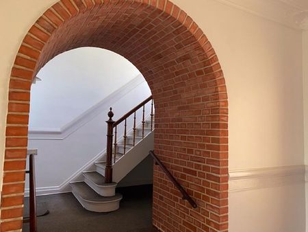 Skøn 3-værelses lejlighed med byens flotteste udsigt. - Photo 2