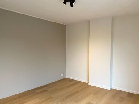 GERENOVEERDE (2023) GEZINSWONING MET 3 SLKPS EN LOODS 110m² - Foto 2