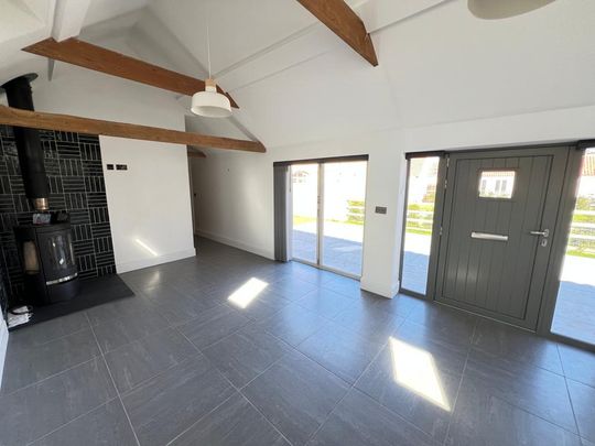 2 bedroom barn conversion to rent - Photo 1