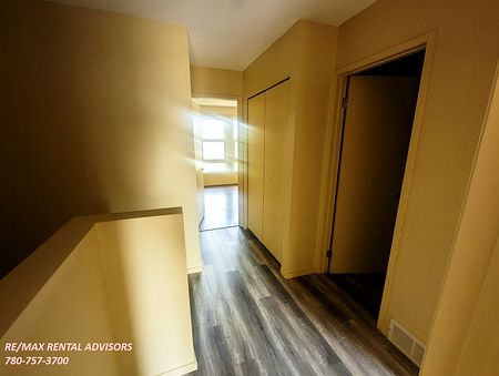 GREAT 3 BED, 1.5 BATH TOWNHOUSE IN NORTHEAST EDMONTON, RUNDLE HEIGHTS COMMUNITY - Photo 4