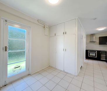 Spacious one bedroom unit plus carpark - Photo 1