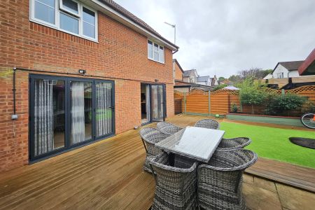 25 Pear Tree Road, Addlestone - 4 bedrooms Property for lettings - Seymours - Photo 3