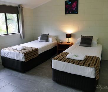 SHORT TERM LEASE ONLY - Fully Furnished 2 Bedroom Apartment One Str... - Photo 3