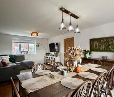 4 bedroom detached house to rent - Photo 2