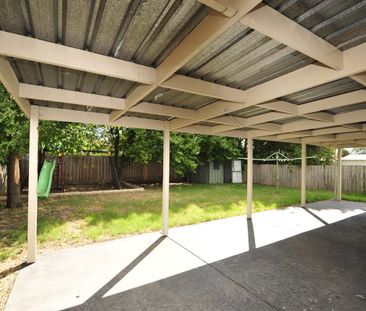 Location - Location - Three Bedroom House! - Photo 3