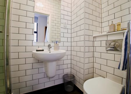 Classic 4 Bed Apartment - Photo 4