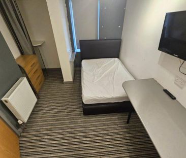 7 bedroom end of terrace house to rent - Photo 1
