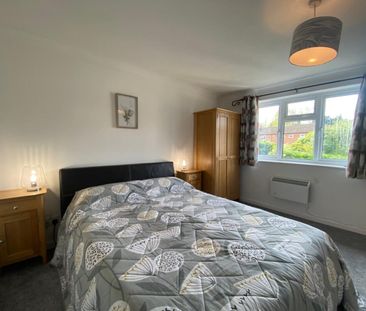 Southern Way, Farnham, Surrey, GU9 - Photo 2