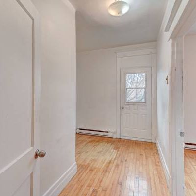 Renovated 5-1/2 in Verdun, available immediately. - Photo 1