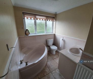 4 bedroom semi-detached house to rent - Photo 1