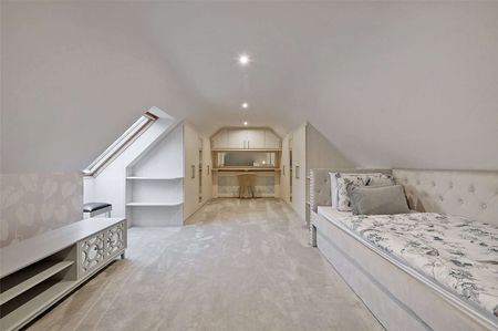 An exceptional detached family home in an exclusive gated setting. - Photo 5