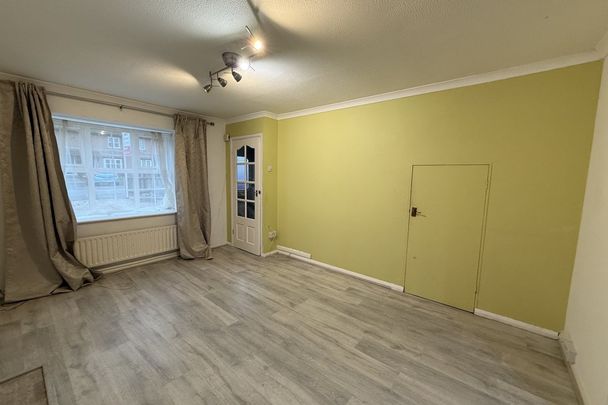 Anton Way, AYLESBURY - Photo 1