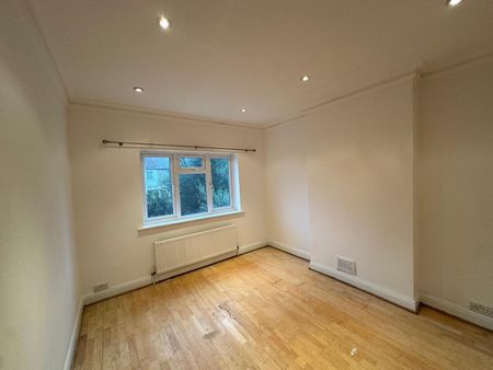 5 Bed End Terrace, Lakehall Gardens, CR7 - Photo 4