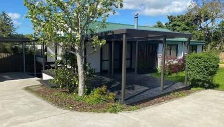 Stunning Three Bedroom in Sought After Hamilton East - Photo 4