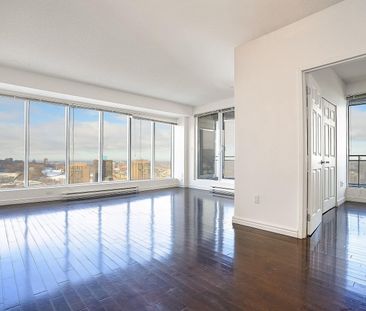 Le 400 Sherbrooke Ouest is located a few steps away from Montreal's... - Photo 3