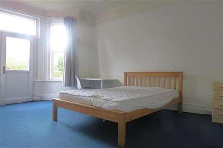 Bedroom Ground Floor Flat In Charminster, BH3 - Photo 5