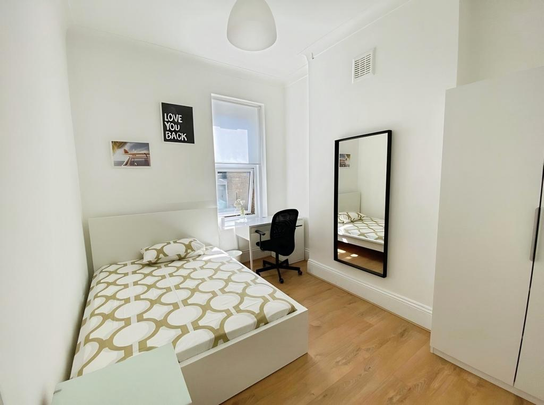 1 bedroom in a house share to rent - Photo 1