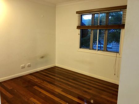 Fully Furnished Room for Rent - Easy walk to Redcliffe Hospital - Photo 4