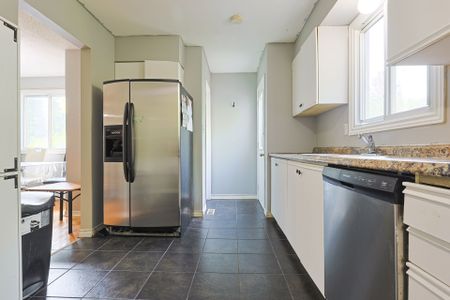 For Lease - 300 Crawford Street, London South, Ontario - Photo 3