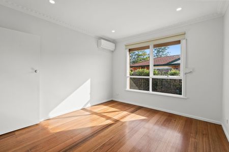 RENOVATED 2 BEDROOM UNIT IN CARNEGIE'S TOP SPOT - Photo 3