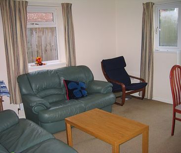 5 bed house close to New College - good bus links to central Durham - Photo 4