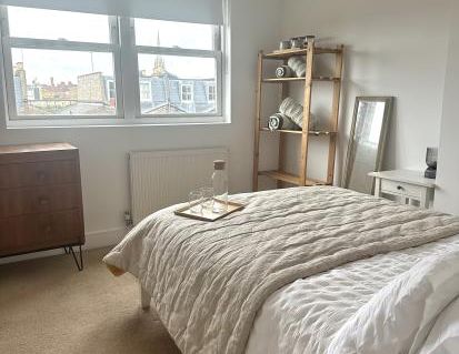 Light & airy Double room + private bathroom in Stoke Newington - Photo 1