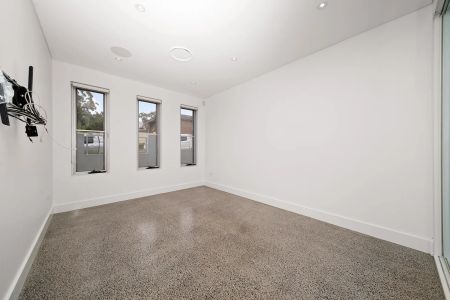 Modern Four-Bedroom Home in Prime Guildford Location - Photo 3