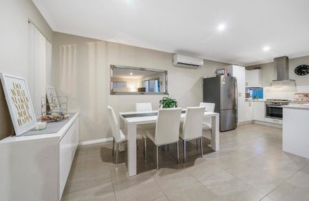 Bright & Spacious 3-Bedroom Townhouse with Study - Photo 2