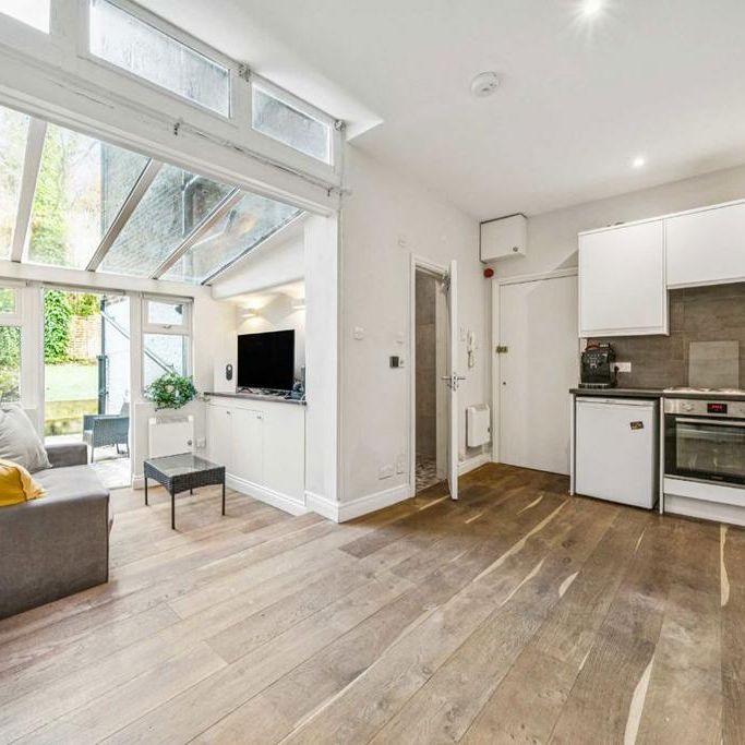 Studio to rent - Photo 1