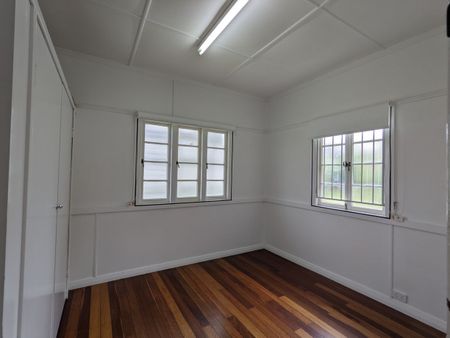 Charming and Convenient. - Photo 3