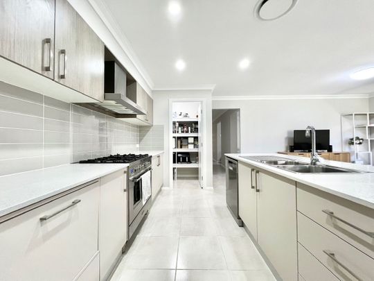 Stunning Family Home! - Photo 1