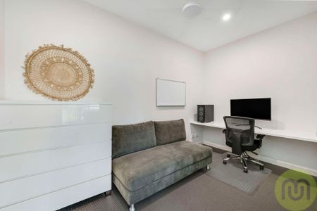 Stunning Loft-Style Apartment in the Heart of Braddon - Photo 3