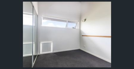 Modern Beachside Townhouse - Moments To Beach - Photo 4