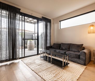 Fully Furnished - Modern Comfort - Low Maintenance - Photo 2