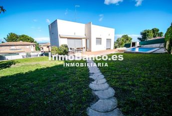 3 bedroom luxury Villa for rent in Chiva, Spain