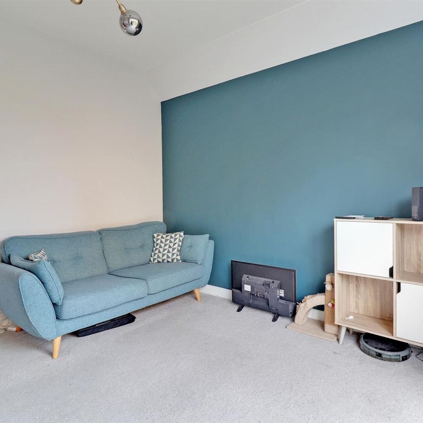 A 4 Bedroom House in Newdawn Place, Cheltenham - Photo 1